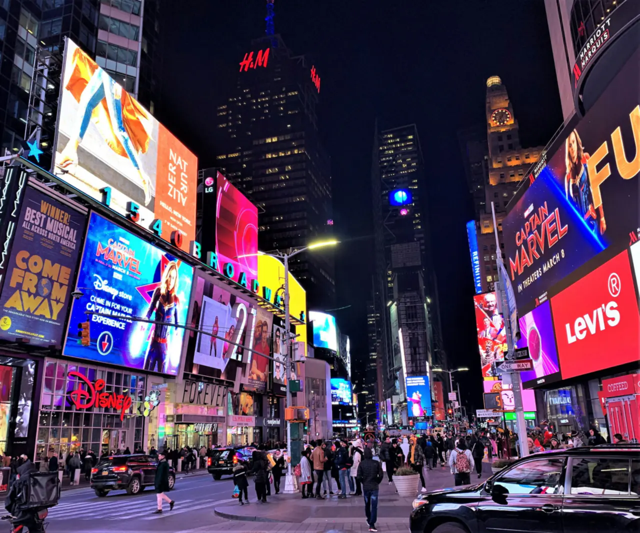 Times Square, em Nova York, à noite, com os painéis de anúncios acesos.