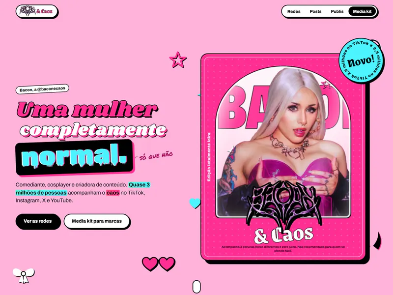 Página inicial do site Bacon e Caos, fundo rosa com a criadora em uma caixa de boneca e o título Uma mulher completamente normal